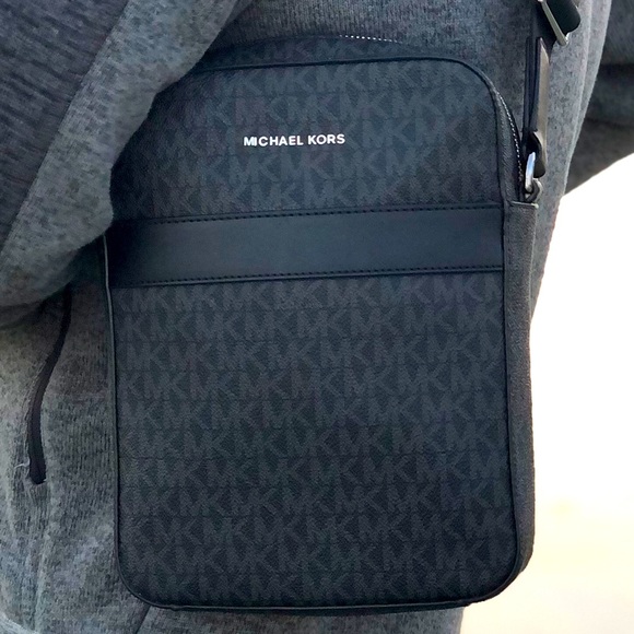 💥SOLD💥 - Micheal Kors - Cooper Flight Bag - NWT - Picture 2 of 15